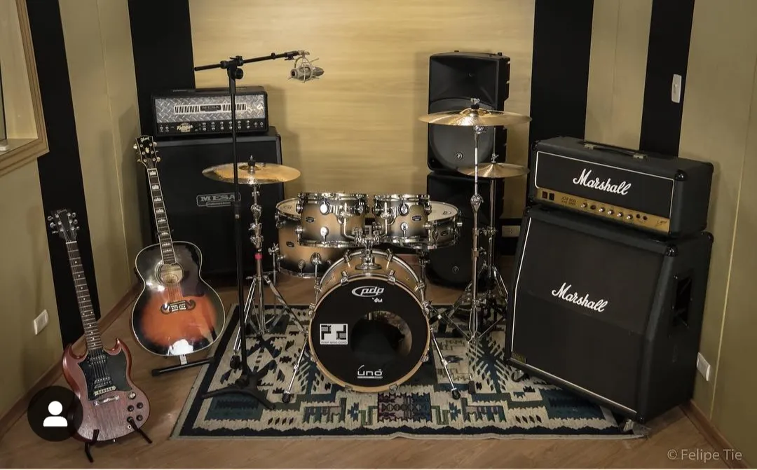 Sala de bateria com kit PDP e amplificadores Marshall