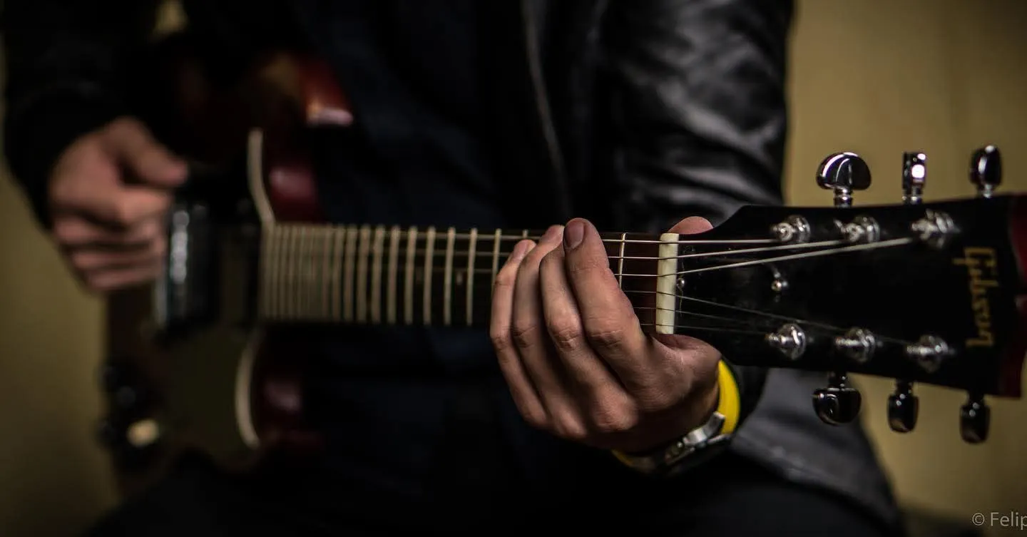 Guitarrista tocando Gibson durante gravação