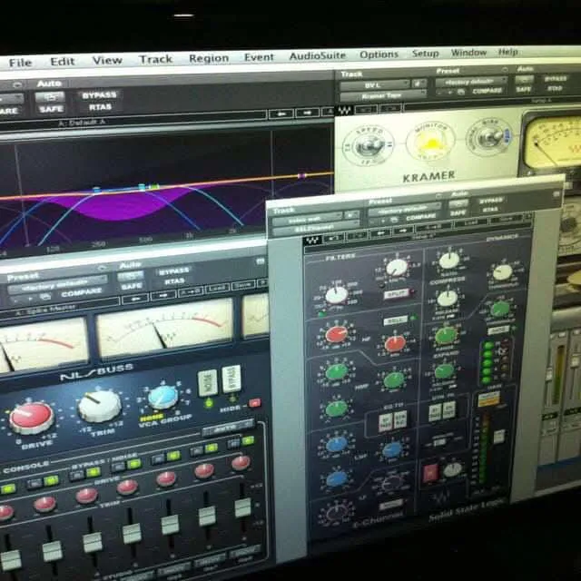 Sessão de mixagem em DAW com plugins profissionais